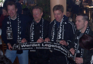 Klaus Thomforde, Volker Ippig, Andre Trulsen, Jürgen Gronau mit Schal der Netpirates